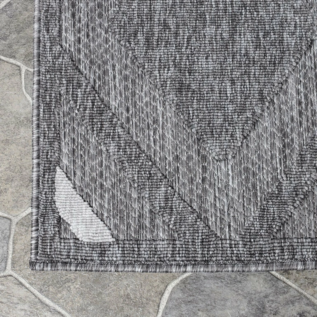 Superior Modern Geometric Diamond Lattice Polypropylene Indoor/Outdoor Area Rug 3 Superior Modern Geometric Diamond Lattice Polypropylene Indoor/Outdoor Area Rug - Image 3